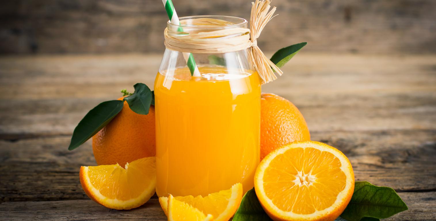 Preparare il succo d'arancia con un estrattore di succo Hurom